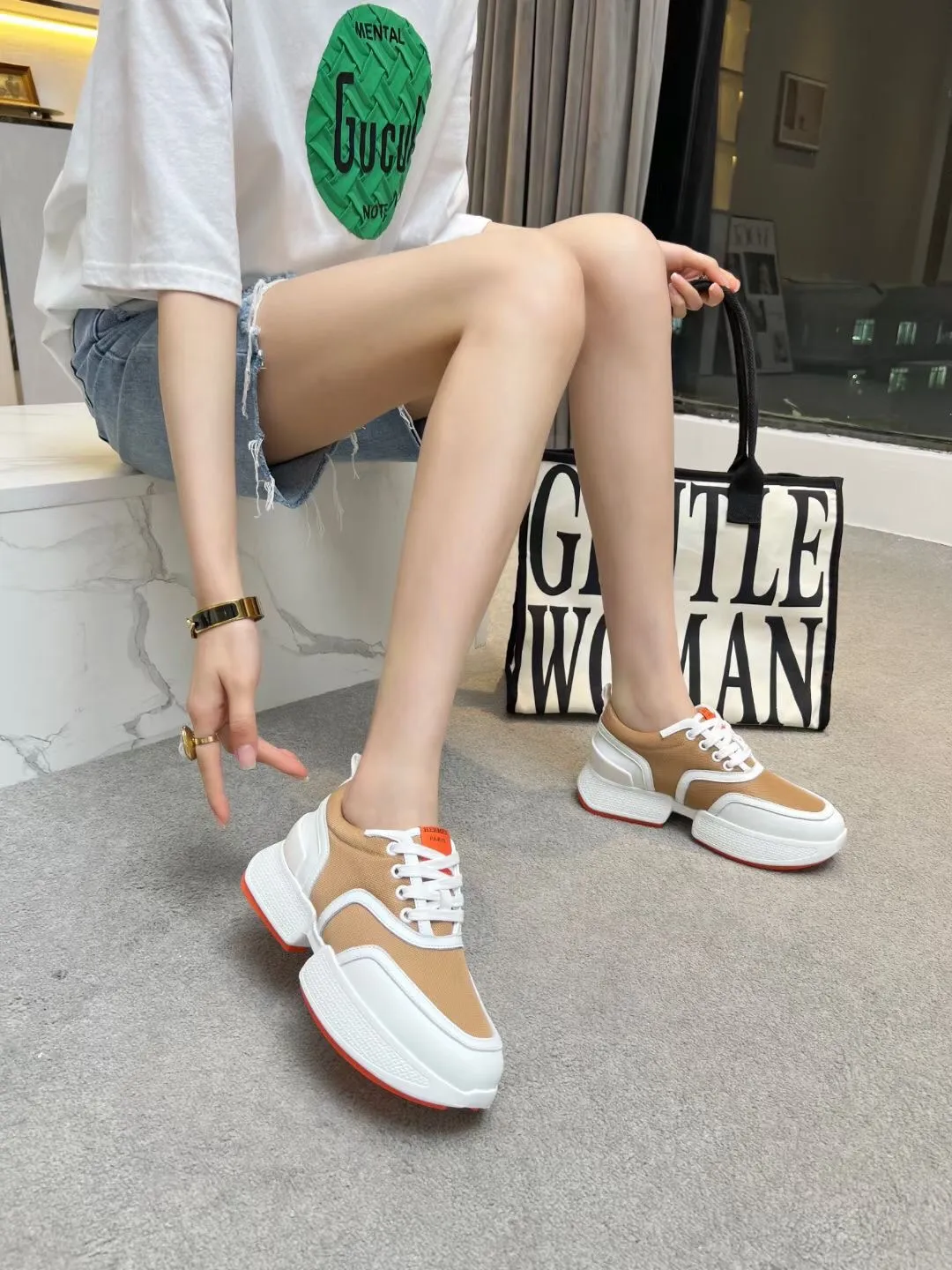 👟👟Ex-factory price 620👟👟 Men’s size +10 Hermès new slim waist for couples, first launched in North America, heightening-flowing shoes! The legs instantly look much thinner, the heels are 5CM high, and the new Hermès panda gigs bread shoes are so cute. The foot feels super comfortable and 100% made of Hermès special fabrics and Italian calfskin 1🆚1. Large 㡳 private mold sole, oversized shoe 㡳 decorated with geometric patterns to create a dynamic and fashionable style, soles Hermès orange! Female size 35-41 (35, 40, 41 can be customized and non-returnable) Male size 38-47 (38, 45, 46, 47 can be customized and non-refundable)